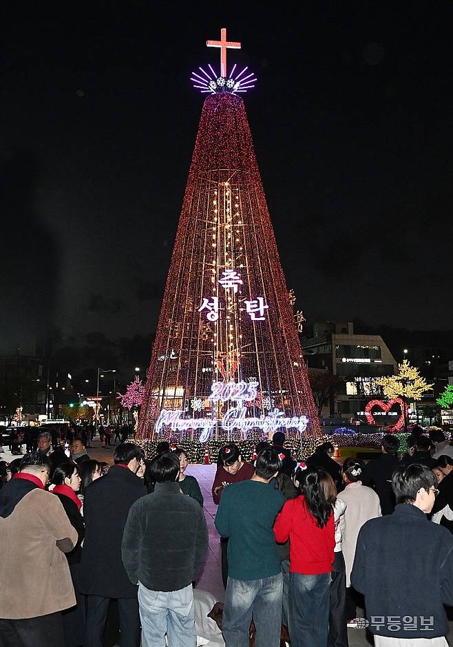 희망과 안녕을 기원하는 크리스마스 트리 점화식이 30일 광주 동구 5·18민주광장에서 열렸다. 시민들이 점화된 성탄트리를 바라보며 미리 크리스마스 축제 분위기를 즐기고 있다. 양광삼기자 ygs02@mdilbo.com