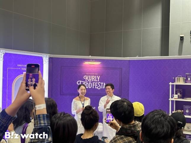 18일 오전 서울 강서구 코엑스 마곡 르웨스트에서 열린 '컬리푸드페스타 2025'에서 김호윤 셰프가 쿠킹쇼를 진행하고 있다. / 사진=정헤인 기자 hij@