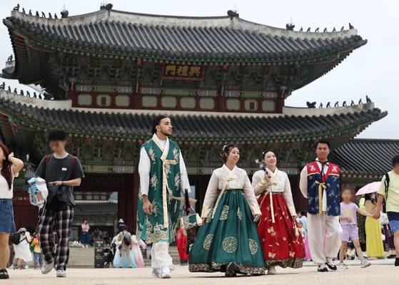 경복궁 찾은 외국인들. 〈자료사진=연합뉴스〉