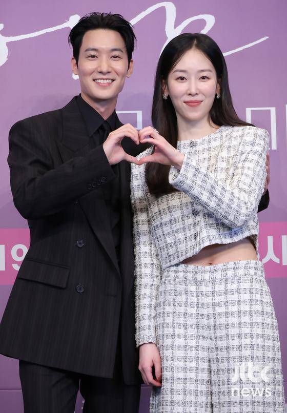 18일 오후 서울 더링크서울 트리뷰트 포트폴리오 호텔에서 JTBC 새 금요 시리즈 '러브 '미 제작발표회가 열렸다. 조영민 연출, 배우 서현진, 유재명, 이시우, 윤세아, 장률, 다현이 참석했다. 박세완 엔터뉴스팀 기자 park.sewan@jtbc.co.kr