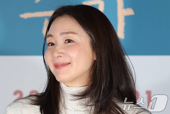 배우 최지우가 18일 오전 서울 용산GCV 아이파크몰점에서 열린 영화 ‘슈가'(감독 최신춘) 제작보고회에서 미소를 짓고 있다. '슈가'는 모성애를 넘어선 사회적 편견의 극복, 가족의 연대와 사랑을 유쾌하고 따뜻한 시선으로 그린 웰메이드 휴먼 드라마다. 2025.12.18/뉴스1 ⓒ News1 권현진 기자