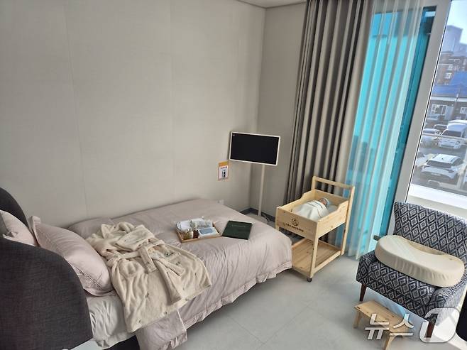 18일 개장식을 갖고 내년 1월 1일 본격 운영에 들어가는 강원 영동 북부권 최초 공공산후조리 시설인 속초공공산후조리원 산모실 내부.2025.12.18/뉴스1 윤왕근 기자