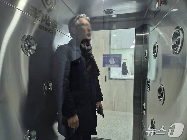 18일 개장식을 갖고 내년 1월 1일 본격 운영에 들어가는 강원 영동 북부권 최초 공공산후조리 시설인 속초공공산후조리원 출입구 에어샤워 시설. 방문객이 출입 체험을 하고 있다.2025.12.18/뉴스1 윤왕근 기자