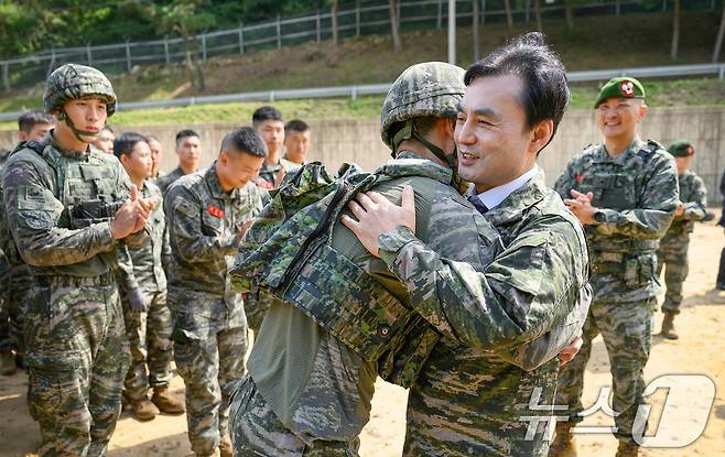 안규백 국방부 장관이 지난 8월 해병대 특수수색대대와해병대2사단 예하 말도 소초를 방문해 대비태세를 점검하고 장병들을 격려했다. (국방부 제공. 재판매 및 DB 금지) 2025.8.27/뉴스1