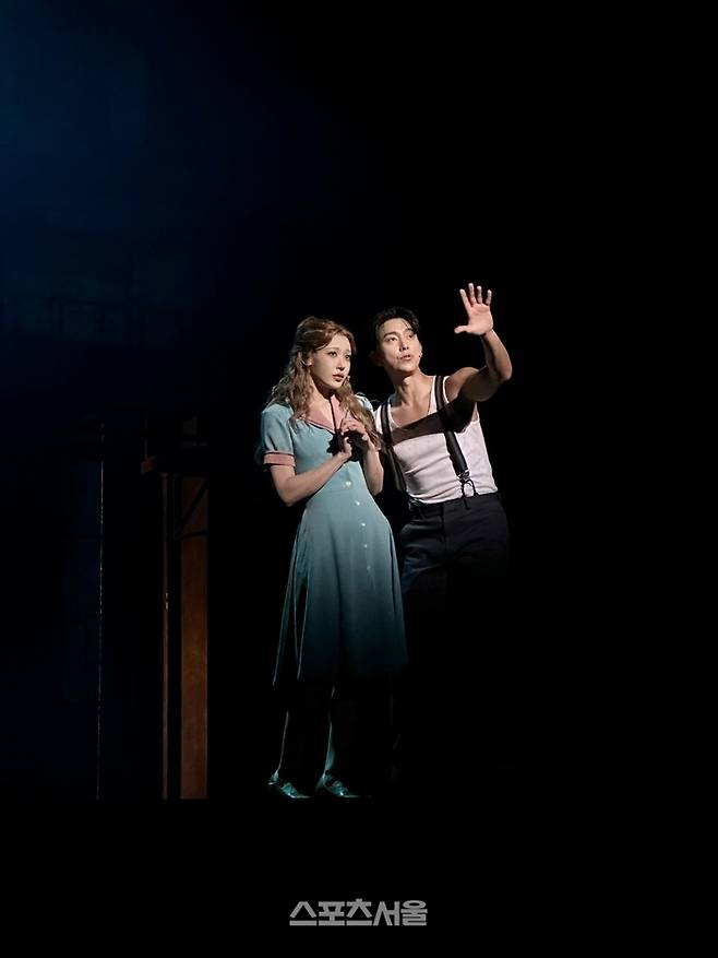 18일 뮤지컬 ‘보니 앤 클라이드’ 프레스콜에서 (왼쪽부터) ‘클라이드’ 역 홍금비와 ‘보니’ 역 윤현빈이 대표 넘버 ‘나를 기억하게 해줄게’를 시연하고 있다. 사진 | 표권향 기자 gioia@sportsseoul.com