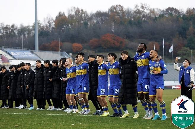 충남아산FC 선수단. /사진=한국프로축구연맹