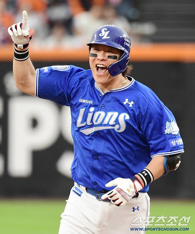 19일 대전 한화생명볼파크에서 열린 삼성과 한화의 PO 2차전. 9회초 투런홈런을 날린 삼성 강민호. 대전=송정헌 기자songs@sportschosun.com/2025.10.19/