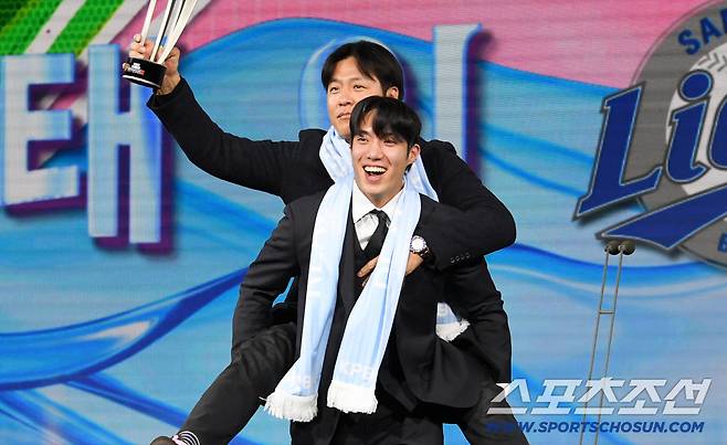 2025 리얼글러브 어워드가 1일 서울 광진구 그랜드 워커힐에서 열렸다. 베스트 배터리상을 수상한 원태인과 강민호. 박재만 기자 pjm@sportschosun.com/2025.12.01/