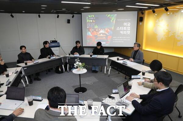 대전 팁스타운에서 열린 '제1회 어궁 스타트업 커피챗' 행사에서 스타트업 관계자들이 대화를 나누고 있다. /대전 유성구