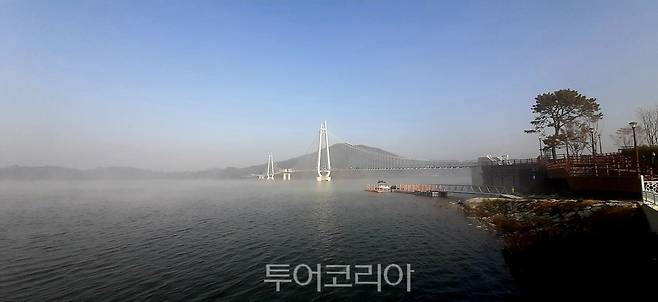 아침 안개 낀 탑정호 출렁다리/사진-투어코리아