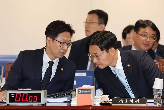 배경훈 부총리 겸 과학기술정보통신부 장관(왼쪽)이 지난 10월 13일 정부세종청사에서 열린 국회 과학기술정보방송통신위원회의 과학기술정보통신부에 대한 국정감사에서 구혁채 1차관과 대화하고 있다. 연합뉴스 제공