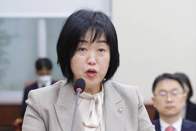 홍소영 병무청장이 지난달 27일 서울 여의도 국회에서 열린 국방위원회 전체회의에서 발언하고 있다. /뉴스1