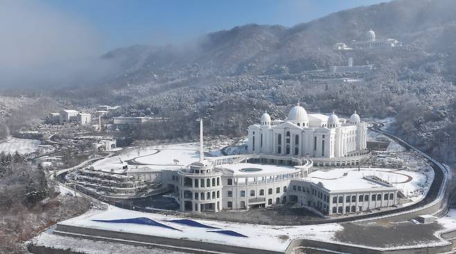 경찰청 국가수사본부 특별전담수사팀은 지난 15일 경기 가평 통일교 '천정궁' 등 10개 장소에 대한 압수수색을 진행하고 있다고 밝혔다. 사진은 압수수색 중인 통일교 천원궁과 천정궁 젼경. /뉴스1