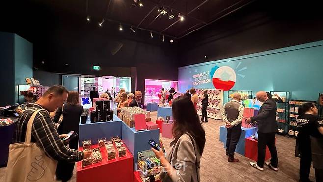 호주국립박물관에서 열린 한류 특별전 ‘Hallyu! The Korean Wave’와 연계해 운영 중인 기프트샵에서 관람객들이 K-소비재를 살펴보고 있다. ⓒ대한무역투자진흥공사