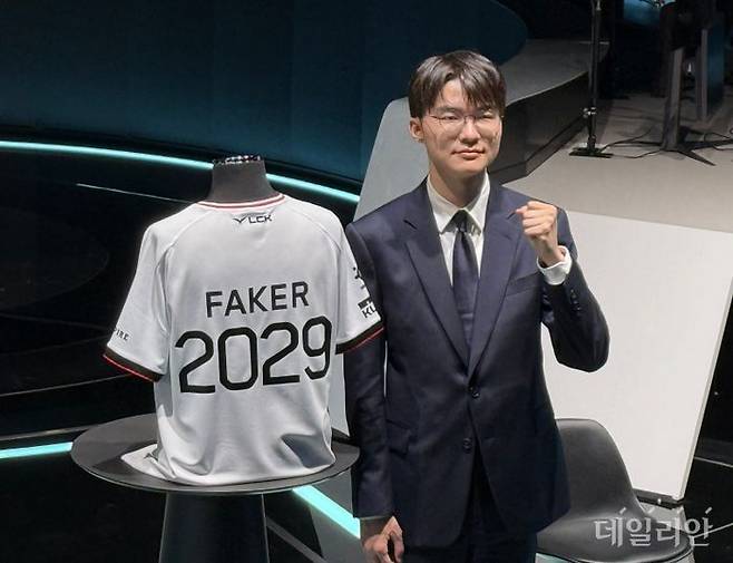 '페이커' 이상혁이 18일 서울 종로구 롤파크에서 열린 기자 간담회에서 포토타임을 갖고 있다. ⓒ데일리안 황지현 기자