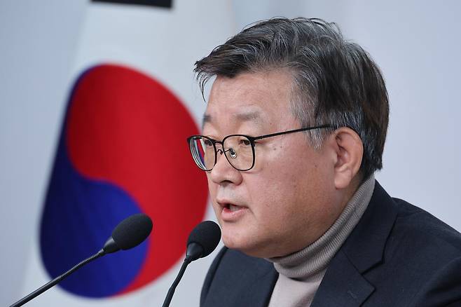 이호선 국민의힘 당무감사위원장이 16일 서울 여의도 국민의힘 당사에서 김종혁 전 최고위원에 대한 당원권 정지 2년 권고 결정에 대한 브리핑을 하고 있다. 2025.12.16 뉴스1