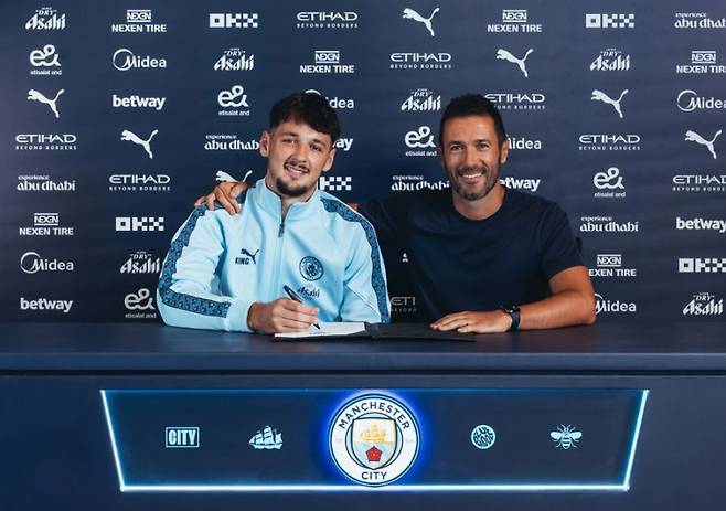 맨체스터시티의 제임스 트래포드와 우구 비아나 단장. 맨체스터시티 홈페이지 캡처