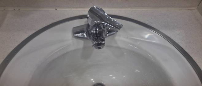 온수 설정과 수도꼭지 방향 확인으로 인한 에너지 절약 실천.