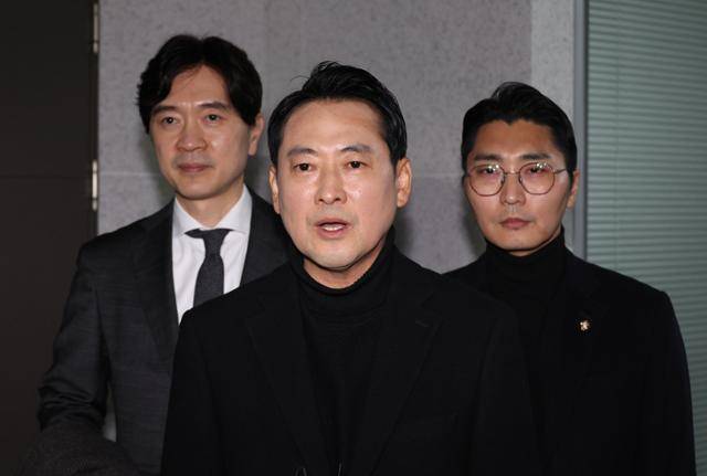 장동혁 국민의힘 대표가 17일 서울 여의도 국회 의원회관 김기현 국민의힘 의원 사무실에서 민중기 특별검사팀의 수색 경과를 확인한 뒤 취재진 질의에 답하고 있다. 뉴시스