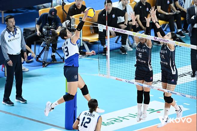 현대건설 정지윤이 공격을 시도하고 있다. 사진=KOVO