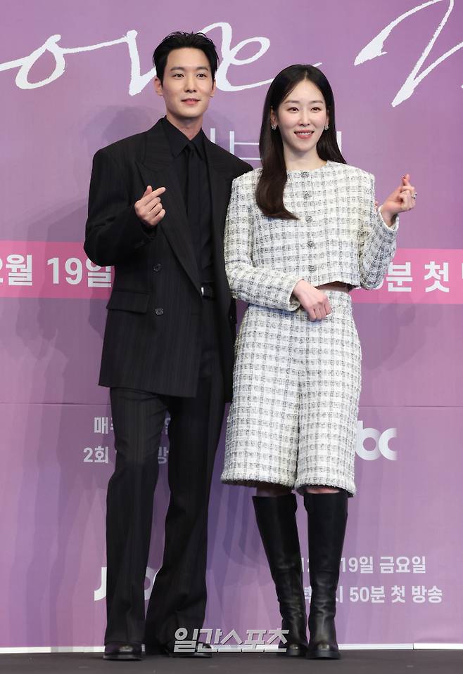 배우 장률, 서현진이 18일 오후 서울 구로구 더링크호텔에서 열린 JTBC 새 금요시리즈 '러브 미' 제작발표회에 참석해 포토타임을 갖고 있다. '러브 미'는 내 인생만 애틋했던, 조금은 이기적이라 어쩌면 더 평범한 가족이 각자의 사랑을 시작하며 성장하는 이야기를 그린 드라마. 오는 19일 저녁 8시 50분 첫 방송. 서병수 기자 qudtn@edaily.co.kr /2025.12.18/