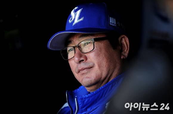 지난 2015년 10월 31일 오후 서울 잠실야구장에서 2015 KBO 포스트시즌 한국시리즈 두산과 삼성의 5차전 경기가 열렸다. 경기 전 삼성 류중일 감독이 취재진과 인터뷰를 하고 있다. [사진=아이뉴스24 포토DB]