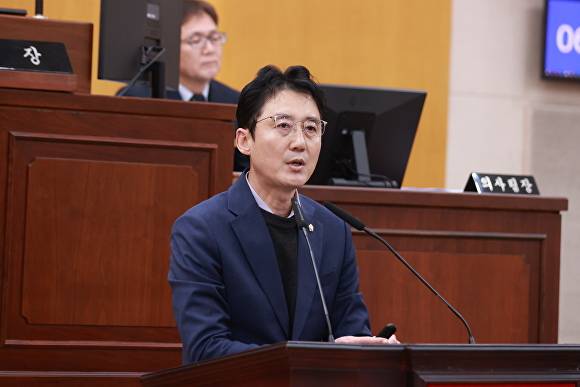 더불어민주당 유영기 충주시의원이 18일 자유발언을 하고 있다. [사진=충주시의회]