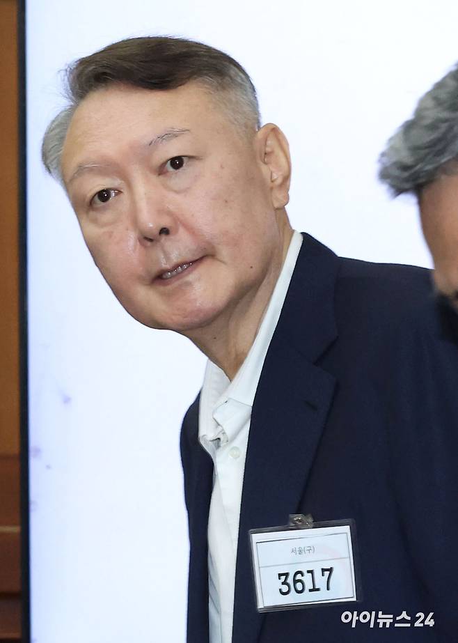 윤석열 전 대통령이 26일 서울 서초구 서울중앙지법에서 열린 특수공무집행방해, 직권남용 권리행사방해 등 혐의 사건 첫 공판에 출석하고 있다. [사진=사진공동취재단]