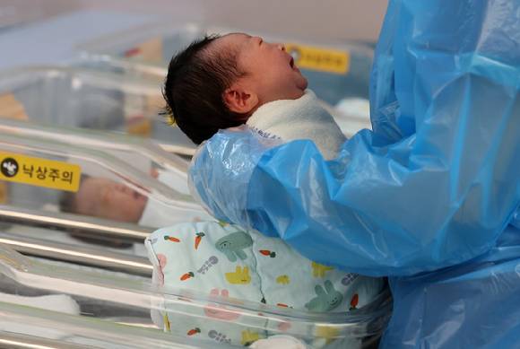 경기도 고양시 한 병원 신생아실에서 간호사가 신생아를 돌보고 있다. [사진=연합뉴스]