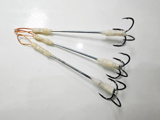 이순임 대표가 손수 개발한 짱뚱어 낚싯바늘. 바늘 4개를 묶어 하나로 만들었다.