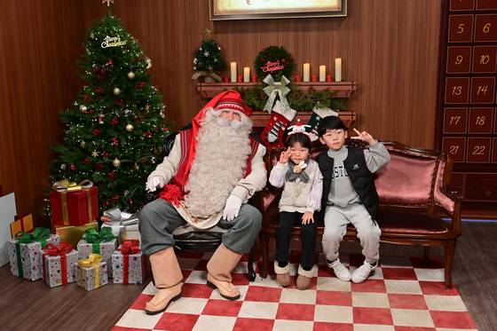 지난해 진행된 분천산타마을 행사에서 방문객들이 핀란드 공인 산타와 기념촬영을 하고 있다. 사진 봉화군