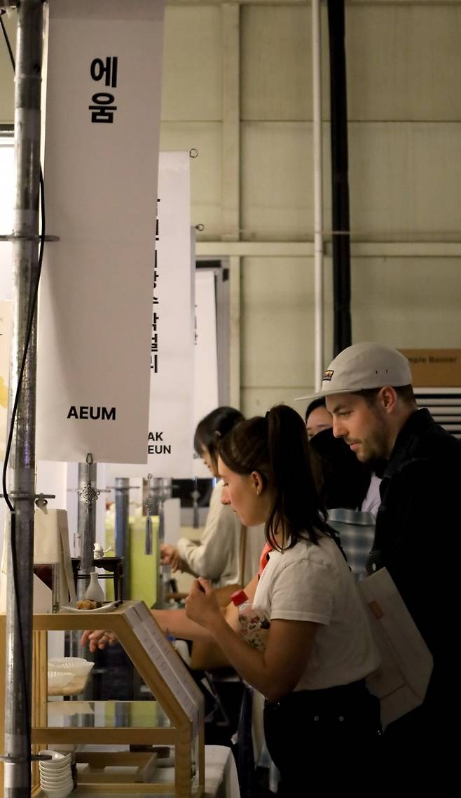 에움 부스를 찾아 제품을 살펴보고 있는 외국인 관람객들