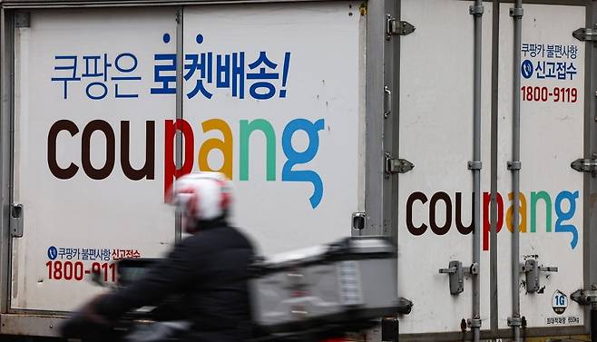 서울 시내 한 쿠팡물류센터에 정차된 배송차량. 사진=뉴스1