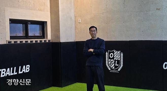 은퇴한 축구 선수들의 롤모델인 김원일이 지난 17일 김포시에 차린 자신의 축구교실에서 새해 포부를 밝히고 있다. 김포 | 황민국 기자