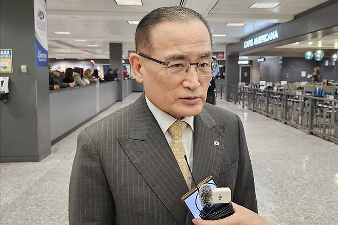 Wi Sung-lac, head of South Korea’s National Security Office, speaks to reporters at Dulles International Airport near Washington on Tuesday. (Yonhap)