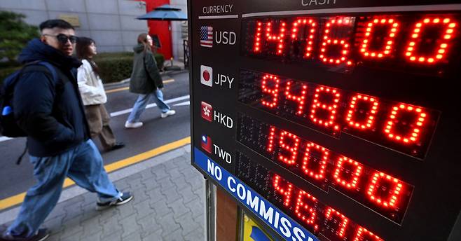 An electronic board at a currency exchange shop in Myeong-dong, central Seoul, shows the won quoted at 1,476 per dollar, Thursday. (Im Se-jun/The Korea Herald)
