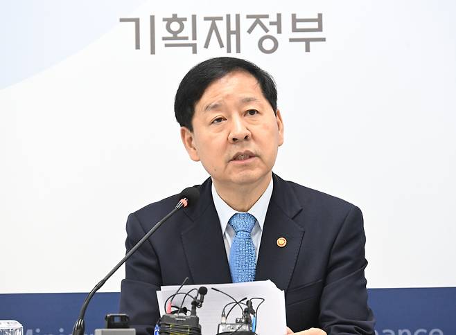 Finance Minister Koo Yun-cheol speaks on Korea’s foreign exchange market at a press conference held at the government complex in Sejong on Nov. 26. [MINISTRY OF ECONOMY AND FINANCE]