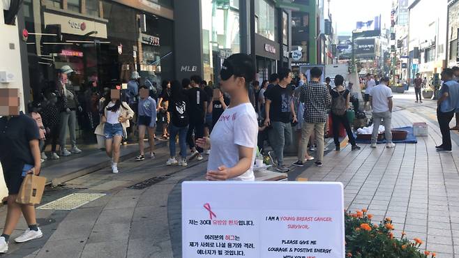 2019년 여름 서지연 부산시의회 의원이 부산 남포동 거리에서 프리허그 캠페인을 진행하고 있다. 서지연 의원 제공