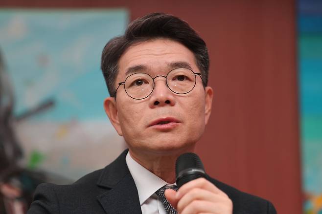 정원오 성동구청장이 10일 서울 성동구 펍지 성수에서 열린 '성수동' 출간 관련 기자간담회에서 취재진 질문에 답하고 있다. 연합뉴스