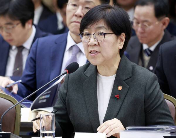 정은경 복지부 장관이 16일 정부세종컨벤션센터에서 열린 업무보고에서 이재명 대통령에게 보건복지부 업무보고를 하고 있다. 연합뉴스