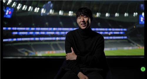 인터뷰하는 손흥민. 사진[연합뉴스]