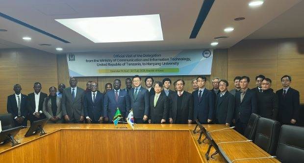 < 한양대학교와 탄자니아 정보통신부(MCIT)가 지난 12월 15일 AI·로봇·데이터센터 등 첨단기술 및 교육혁신 분야 협력을 위한 업무협약을 체결하기로 합의한 후 기념 촬영을 하고 있다 / 사진 제공 : 한양대학교 >