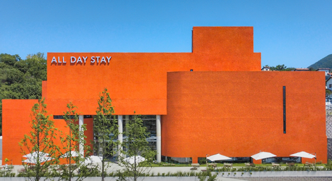 [사진=춘천 올데이스테이(ALL DAY STAY) 카페]