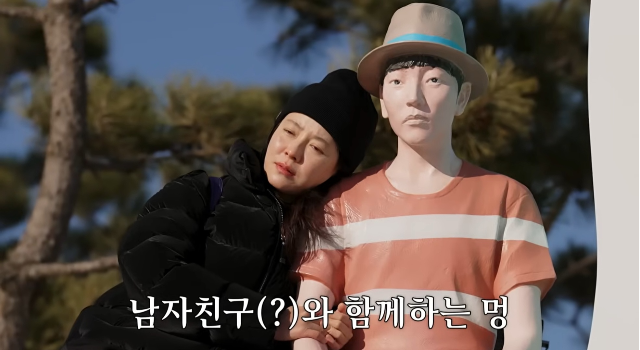 송지효가 영덕 바닷가에서 뜻밖의 ‘데이트 장면’을 연출했다.사진=유튜브 채널 ‘송지효’