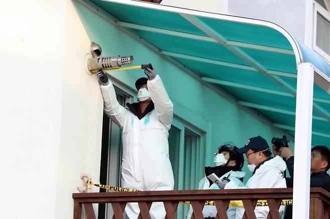 2018년 수능을 마치고 여행을 떠났던 고3 학생들 일산화탄소 중독 사고가 발생한 강원 강릉 펜션에서 경찰이 현장 감식을 진행 중인 모습. 이 사고로 3명이 숨지고 7명이 의식을 잃은 채 병원으로 옮겨져 입원 치료를 받았다./사진=머니투데이DB