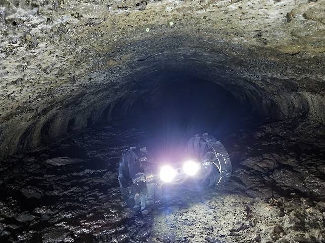 제주도 용암동굴을 탐사 중인 전개형 휠 달탐사 로버 /사진=KAIST