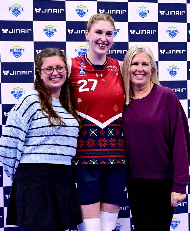 카리가 승리 후 가족들과 함께 기념 촬영을 하고 있다 / 한국배구연맹(KOVO)