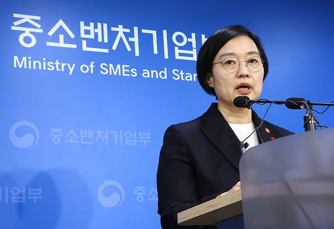 한성숙 중소벤처기업부 장관이 17일 정부세종청사 중기부 기자실에서 2026년 주요 정책 추진계획에 관해 설명하고 있다. [연합]