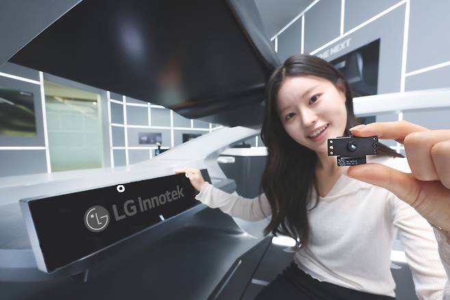 LG이노텍 직원이 ‘차세대 언더 디스플레이 카메라 모듈’을 소개하고 있다. [LG이노텍 제공]