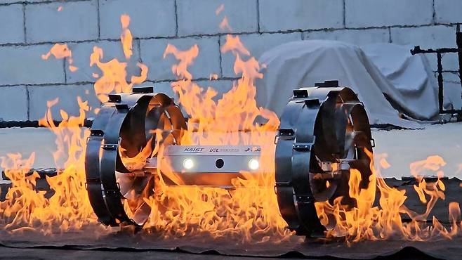 달탐사 로버 휠이 극한온도 환경에서 성능 테스트를 진행하고 있다.[KAIST 제공]